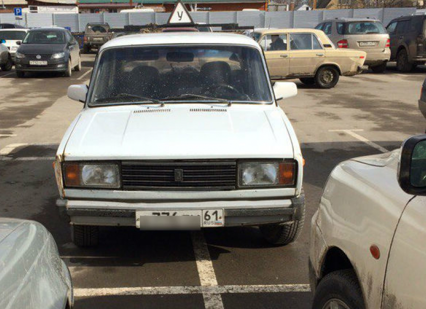 Удивительной парковкой возле супермаркета инструктор автошколы развеселил жителей Таганрога