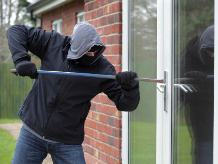 Золотые украшения и шесть бутылок алкоголя «увел» незваный гость из Ростова у жительницы Краснодара