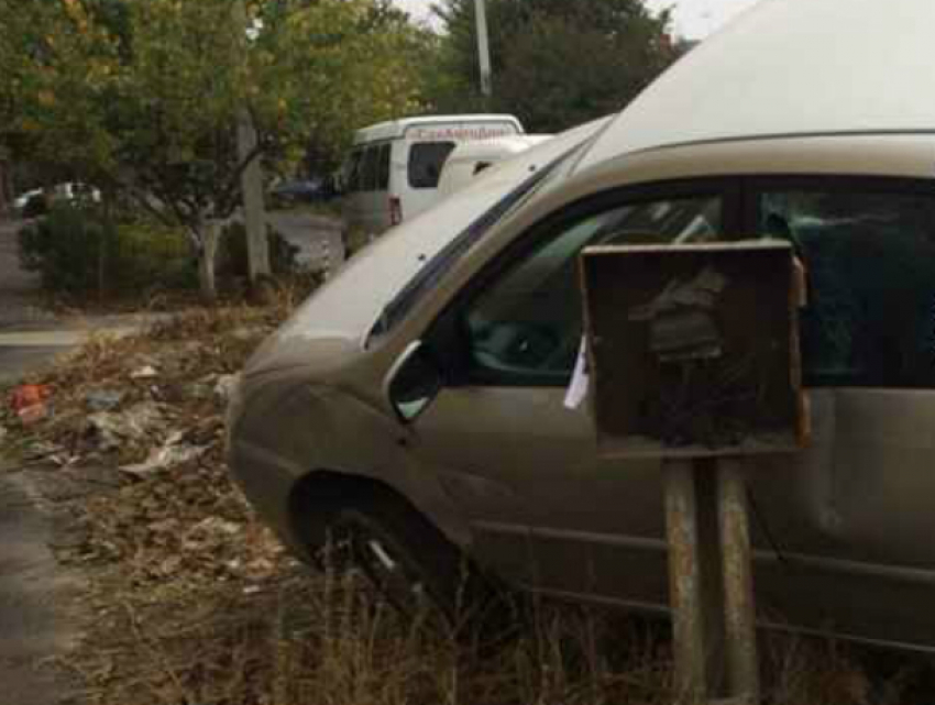 Подвисший в воздухе автомобиль удивил даже заслуженных мастеров парковки в Ростове