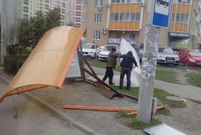 В микрорайоне «Левенцовский» в Ростове сдуло автобусную остановку