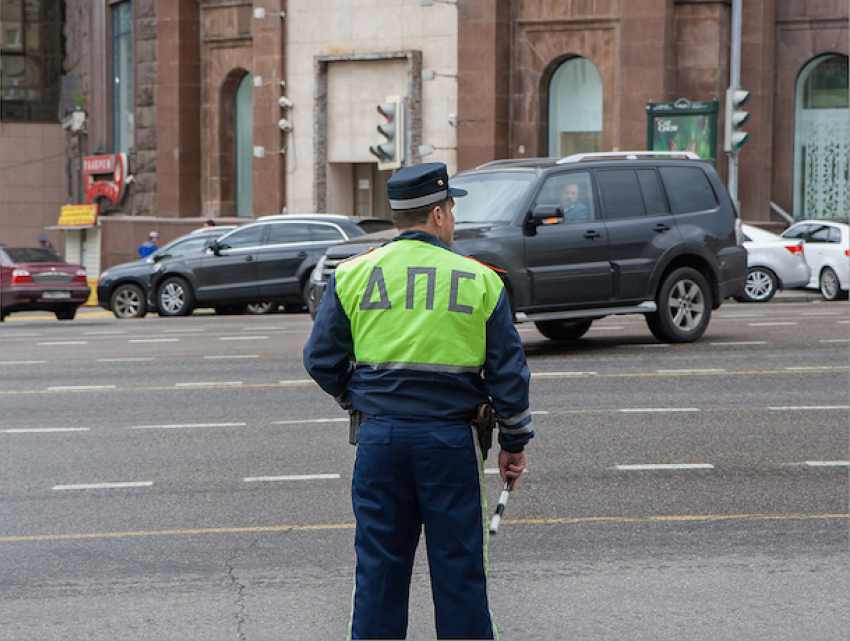 Ростовчанин поспорил с ДПС, кто кому должен предъявлять документы