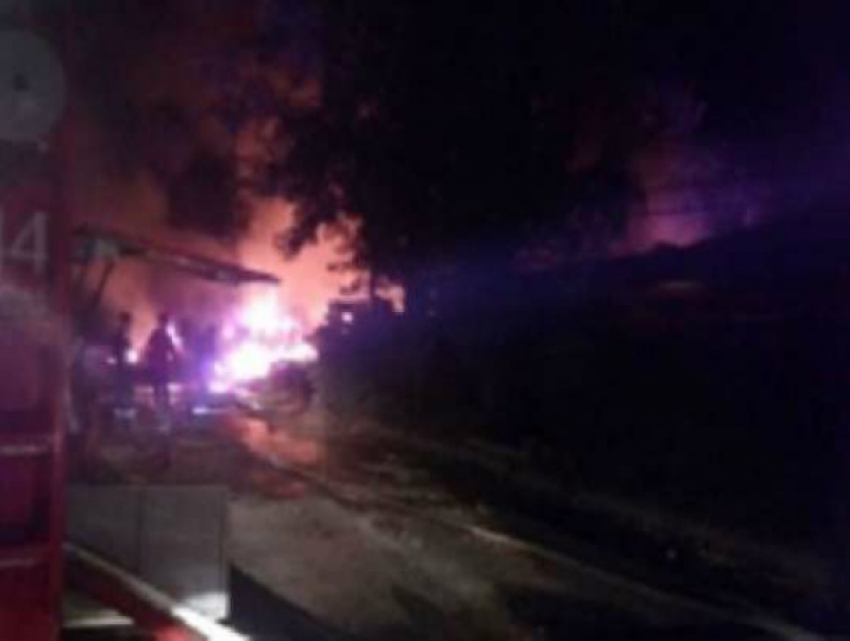 Шесть часов тушили спасатели загоревшийся склад резиновых изделий под Ростовом