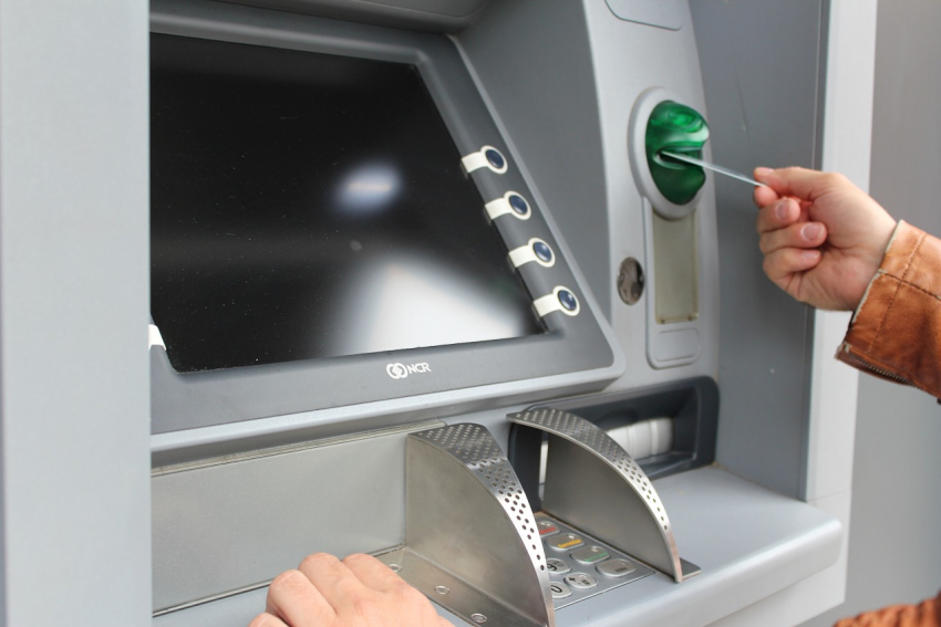 В Ростове местный житель украл деньги из банкомата