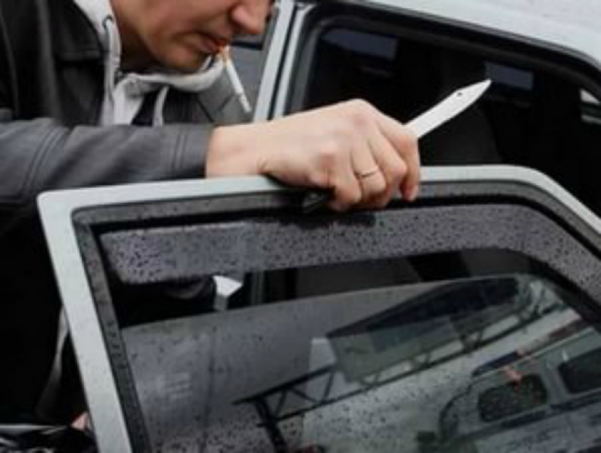 Возмущенный стоимостью проезда пассажир напал с ножом на водителя такси в Ростовской области