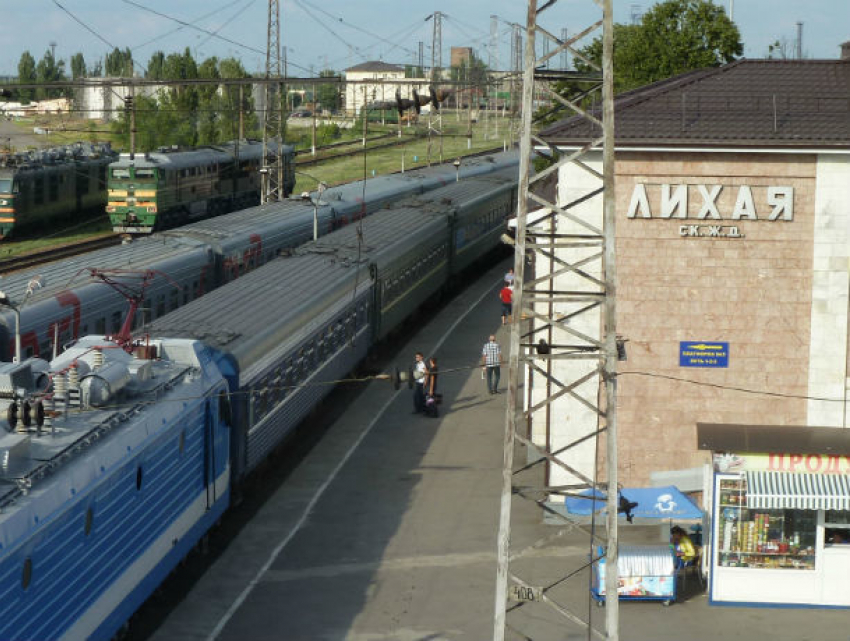В Ростовской области полиции пришлось снимать с поезда пенсионера-дебошира с Камчатки