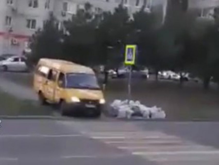 Охамевший водитель маршрутки показательно проехался по зебре и тротуару в Ростове на видео