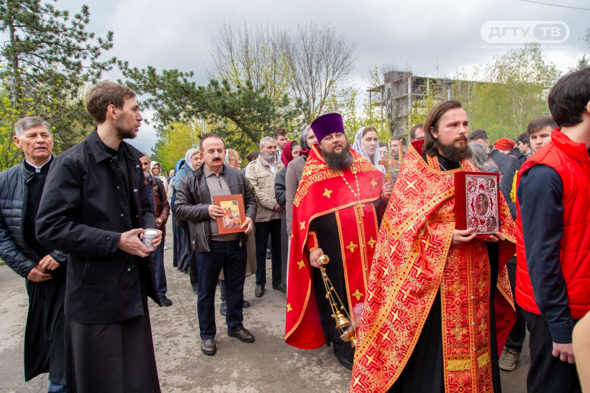 На территории ДГТУ провели пасхальный крестный ход