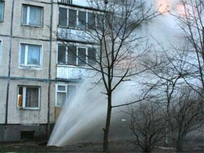 Фонтан с горячей водой бьет на  Комарова в Ростове 