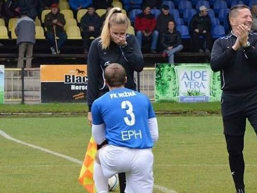 Словацкий игрок по примеру экс-футболиста «Ростова» сделал любимую счастливой прямо на поле  