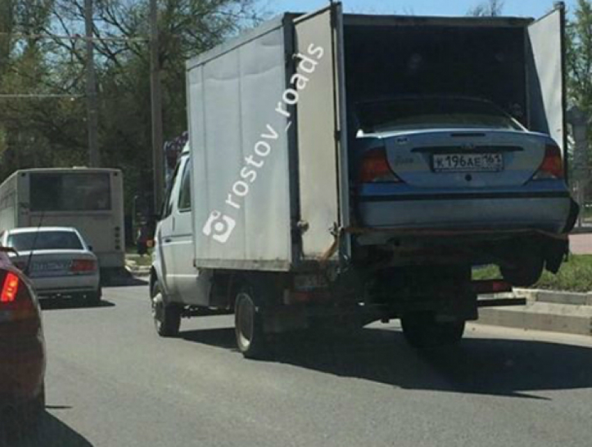 Экстремальная перевозка иномарки «Газелью» испугала автолюбителей Ростова