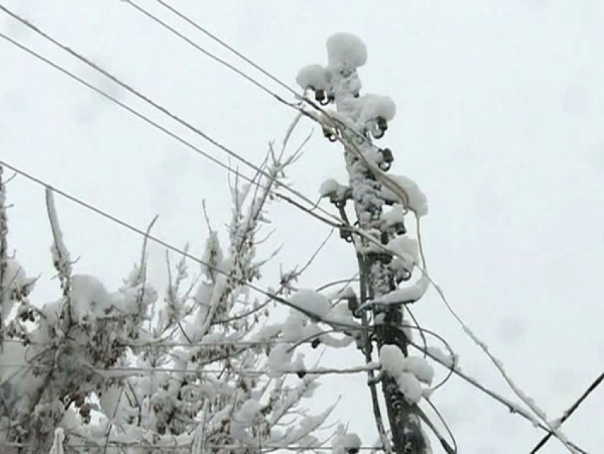 Экстренное предупреждение объявлено в Ростове из-за налипания мокрого снега