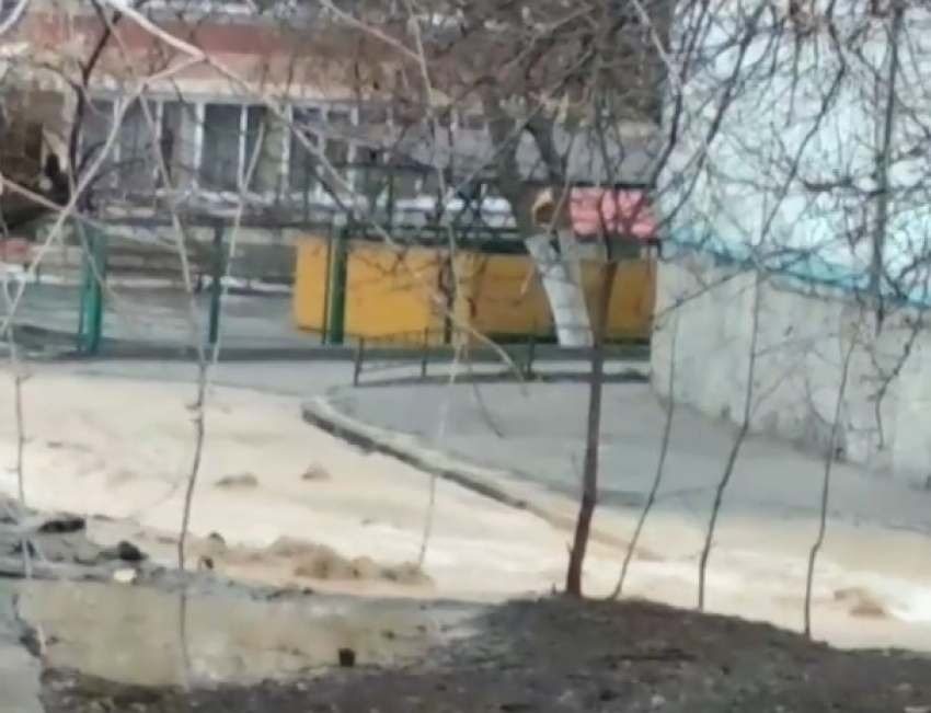 Коммунальная авария превратила улицу в Ростове в реку нечистот