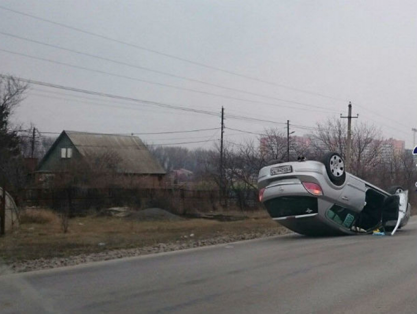 Экстремальный маневр иномарки с переворотом на крышу  продемонстрировал житель Ростова