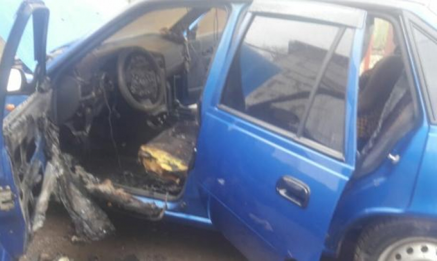 В сгоревшем автомобиле в Ростовской области обнаружили труп женщины