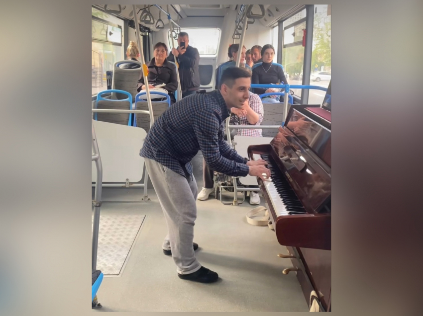 В автобусе Ростова пианист сыграл песни из советских фильмов 