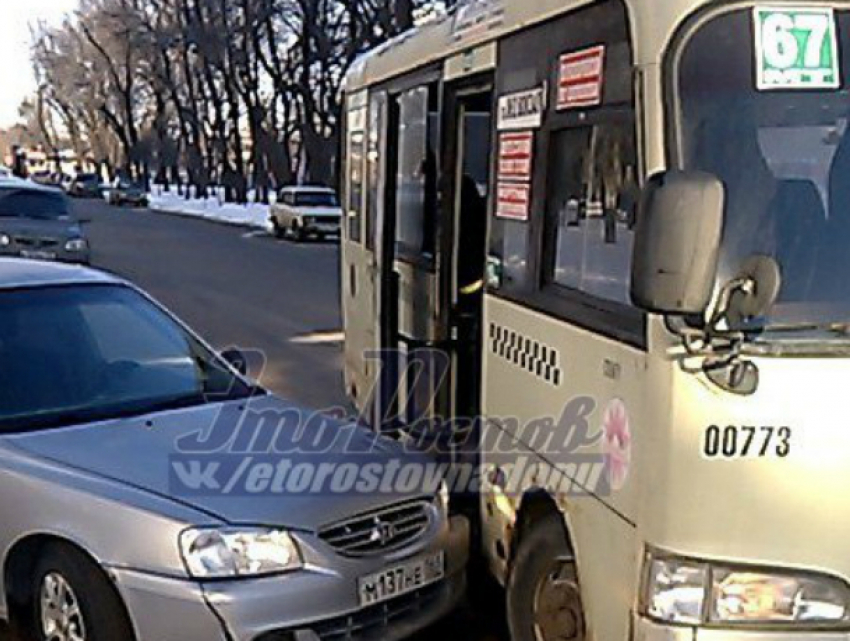 Иномарка врезалась в маршрутку и заблокировала в ней пассажиров около ТЦ «Талер» в Ростове