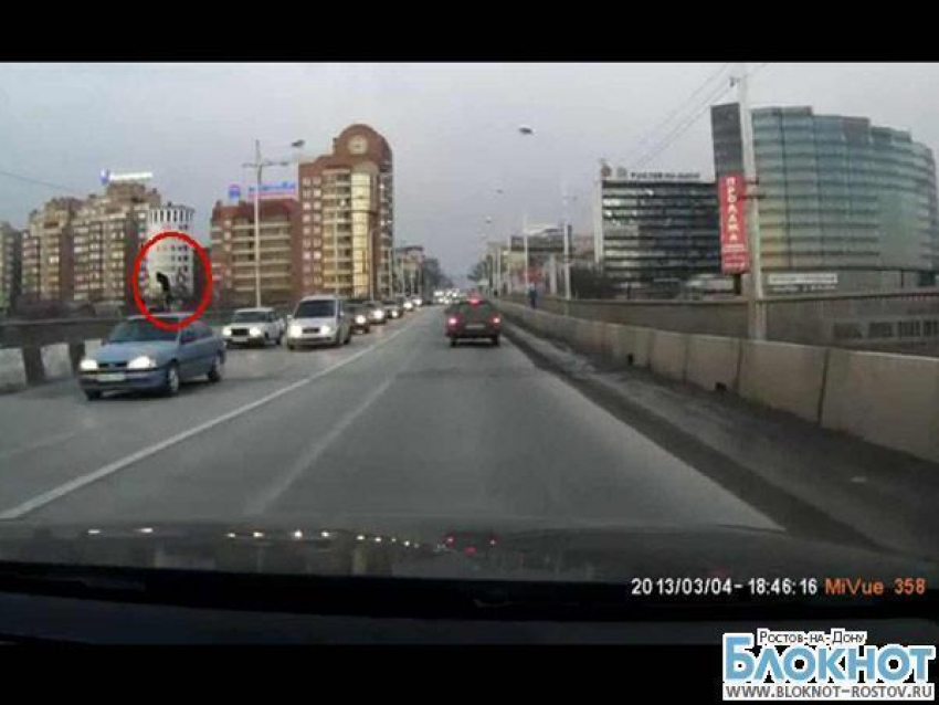 В Ростове спасли самоубийцу, пытавшегося спрыгнуть с Ворошиловского моста 