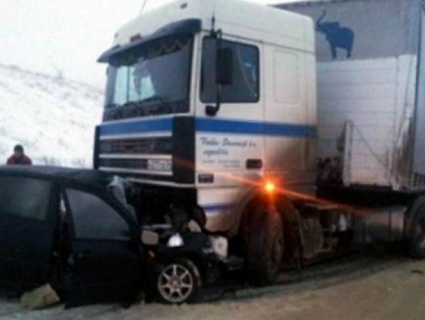 Водитель «Лады» погиб, его пассажирка получила травмы в страшной аварии на трассе под Ростовом