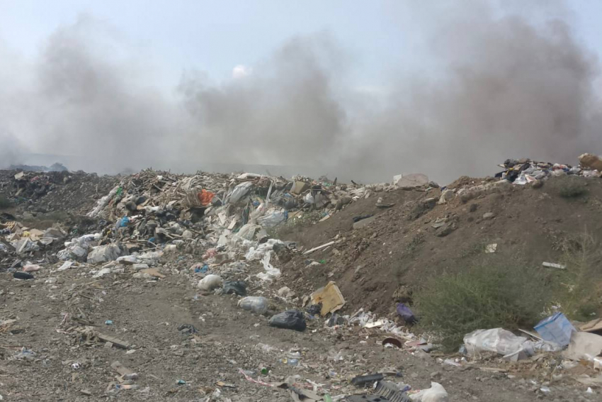 В Новошахтинске горит мусорный полигон на 100 квадратных метрах