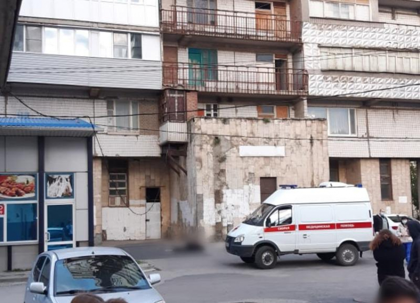 Во дворе одной из многоэтажек в Таганроге обнаружили тело подростка