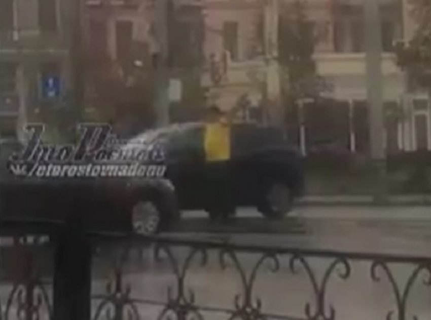 Смелый фанат ФК «Ростов» восхитил автомобилистов в центре города и попал на видео