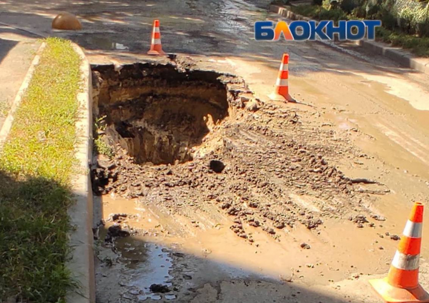 Огромную яму оставил после работ Водоканал на дороге в Ростове 