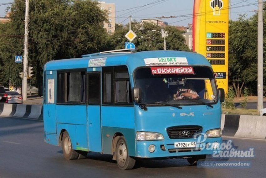 Водитель ростовской маршрутки намекнул пассажирке на интим в обмен за свои услуги