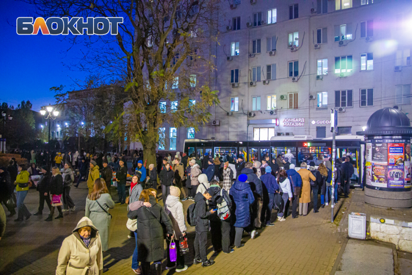 В Ростове объяснили, почему на западном развороте в ожидании автобуса скапливается много людей