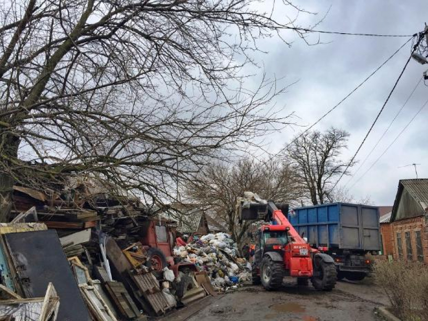В Первомайском районе с территории частного дома вывезено 60 тонн мусора