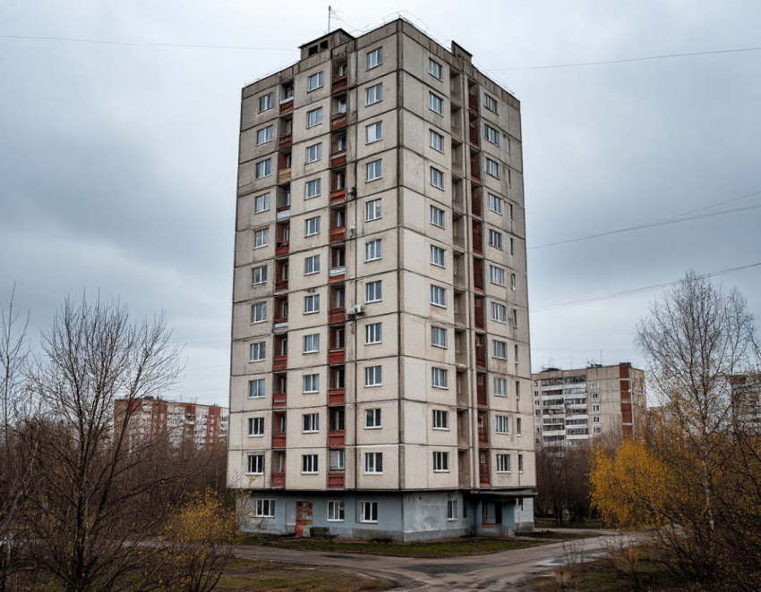 В Аксае 22-летний парень выпал из окна 14-го этажа