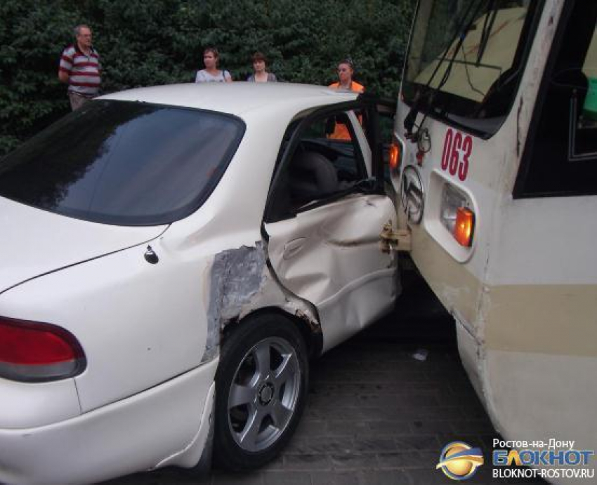 В Ростове-на-Дону трамвай протаранил «Мазду»