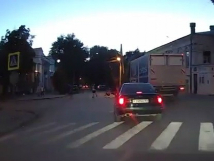 Выскочившие под колеса автомобилей «сумасшедшие» мамы с колясками под Ростовом попали на видео
