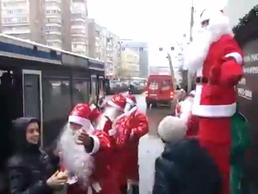 Вакханалия от Дедов Морозов, ходулиста, жонглера и мима попала на видео и озадачила ростовчан