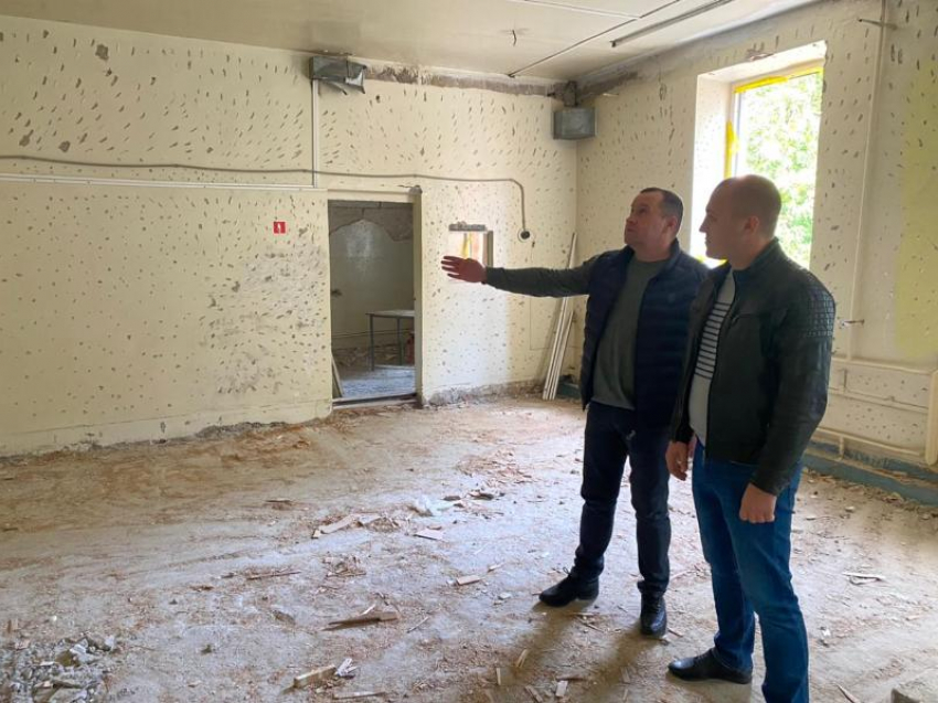 В Ростовской области строитель за свой счет сделал ремонт в палатах ЦГБ Батайска