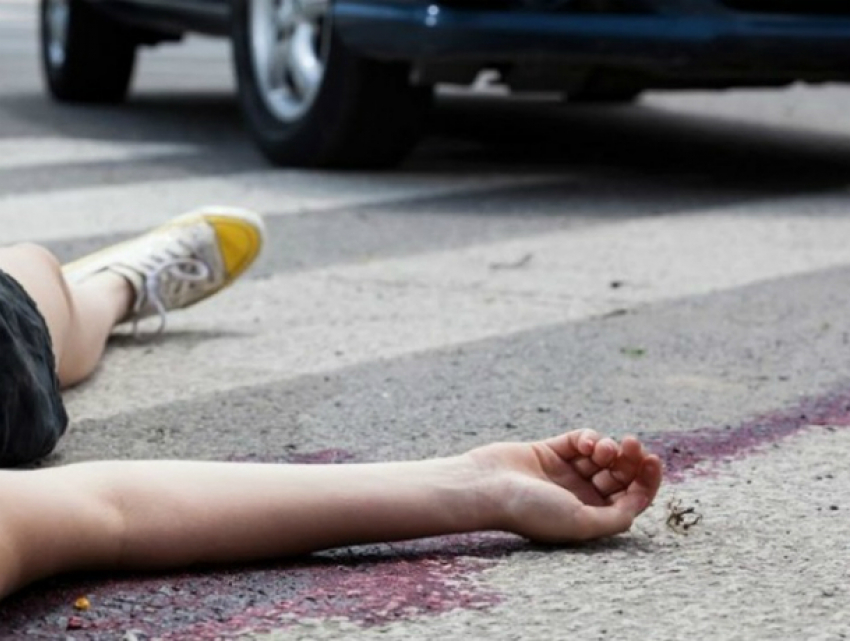 Переходившую дорогу по «зебре» школьницу сбил автомобиль в Ростовской области