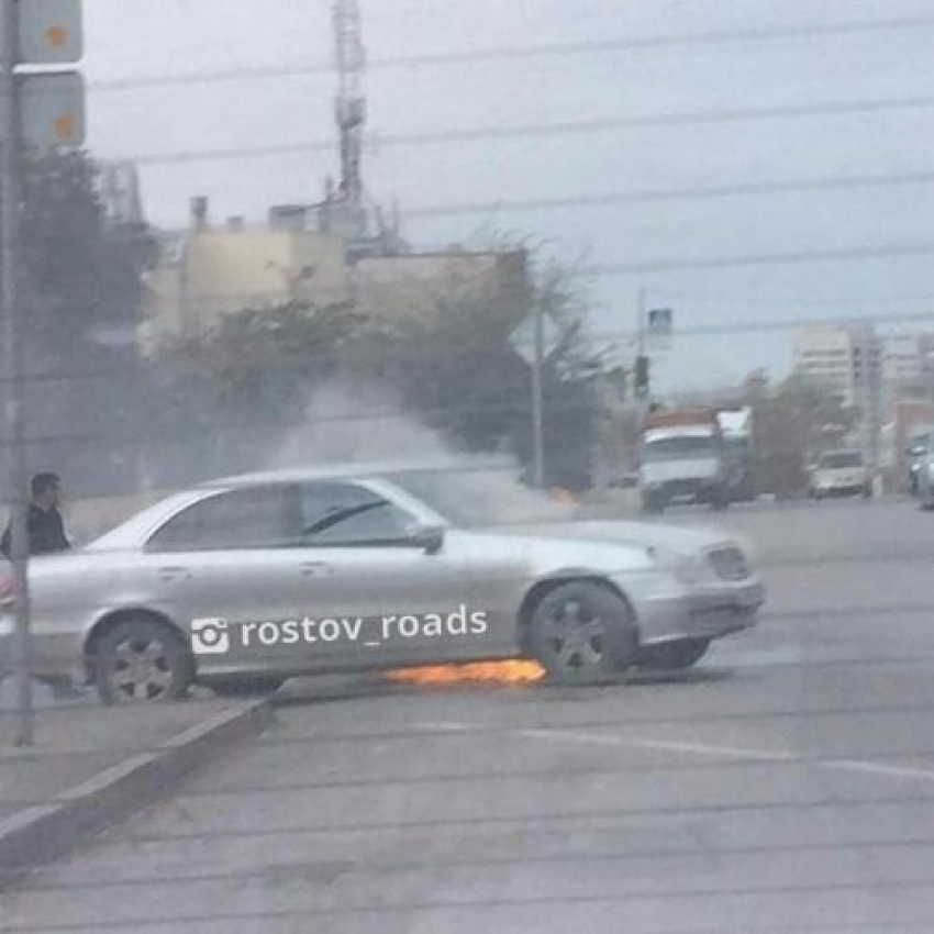В Ростове прямо во время движения загорелся автомобиль