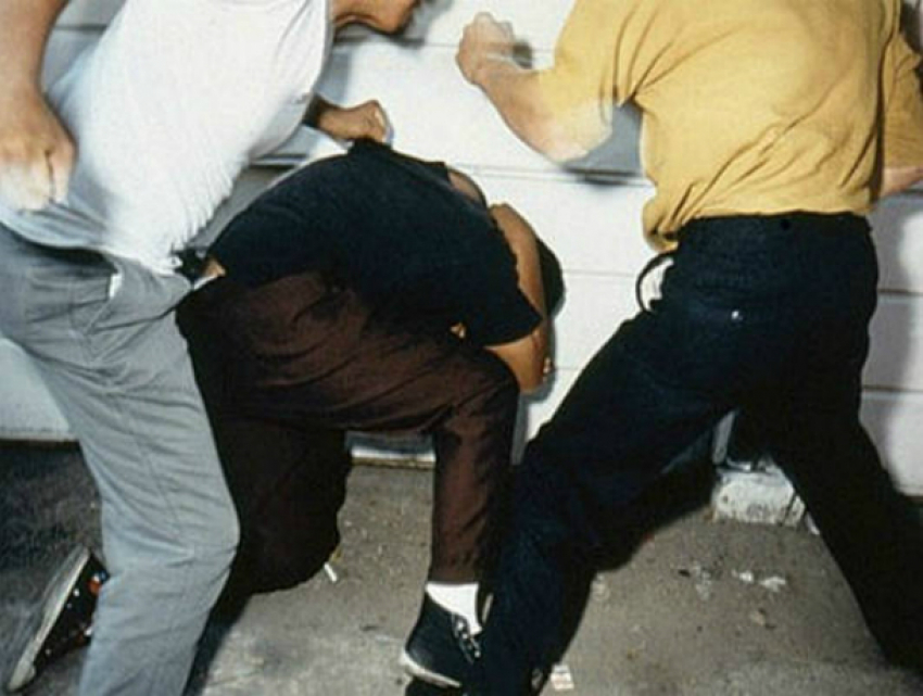 Прогуливавшегося по Ростову «некурящего» батайчанина жестоко избила толпа хулиганов