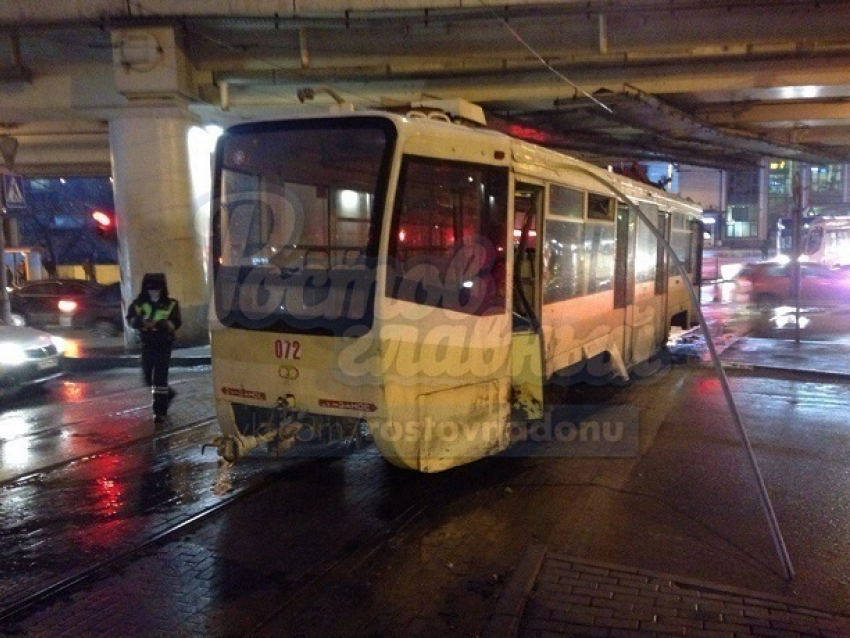 ДТП с трамваем парализовало движение в районе пригородного вокзала в Ростове