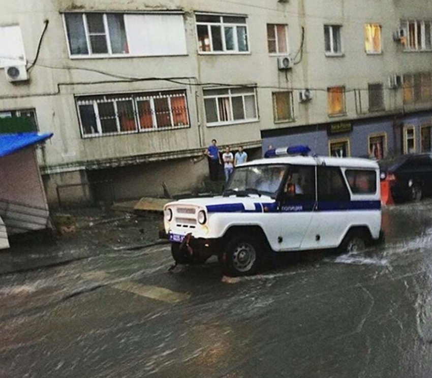 Полицейский автомобиль провалился в яму на Закруткина