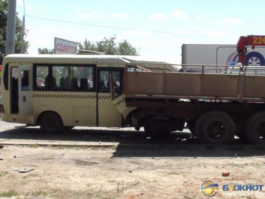 Фото и видео с места ДТП с маршруткой № 44 в Ростове