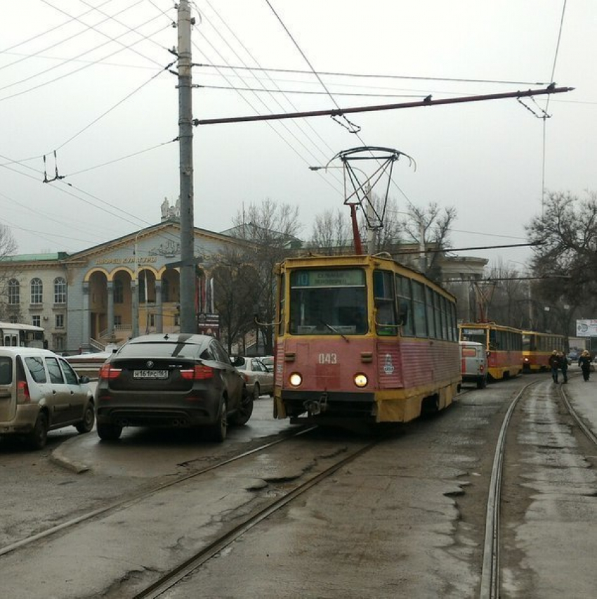 "БМВ» перегородила проезд трем трамваям в центре Ростова