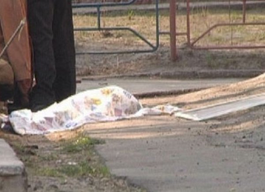 В Ростове 38-летняя женщина разбилась насмерть, выпав с 8-го этажа