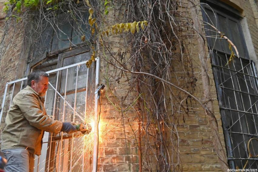 В Ростове активисты закрыли разбитое окно в доме Красса, чтобы остановить вандалов