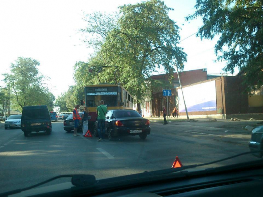 В Ростове трамвай сошел с рельсов и столкнулся с двумя машинами