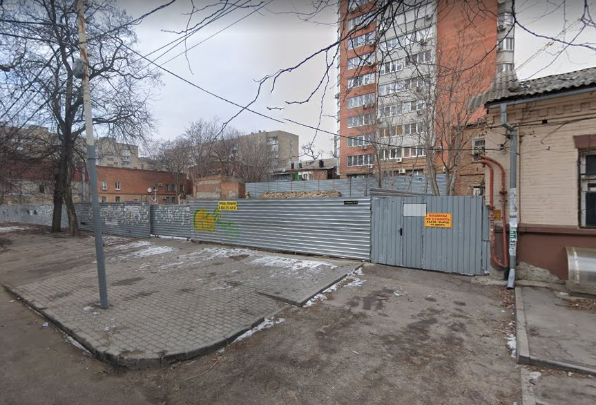 В центре Ростова за 150 млн рублей продают пустырь площадью 0,2 га под высотную застройку