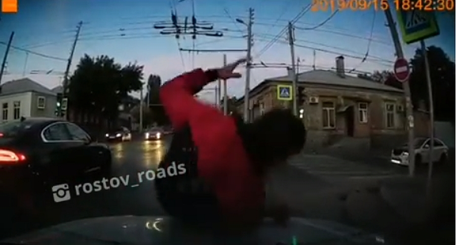 В Ростове пешеход-автоподставщик прыгнул на капот машины и попал на видео