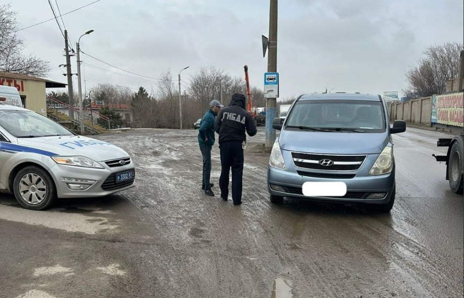 В Ростове сотрудники ГИБДД наказали водителей за нелегальные пассажирские перевозки