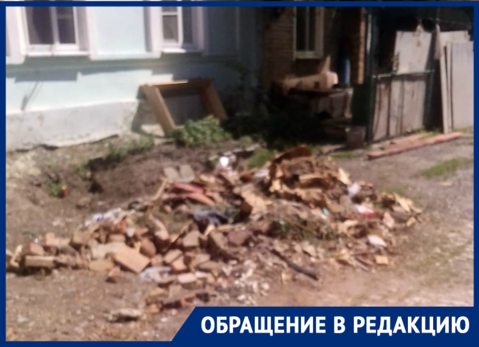 «Кругом мусор из-за стройки»: в Ростове жильцы дома пожаловались на рабочих, ремонтирующих крышу