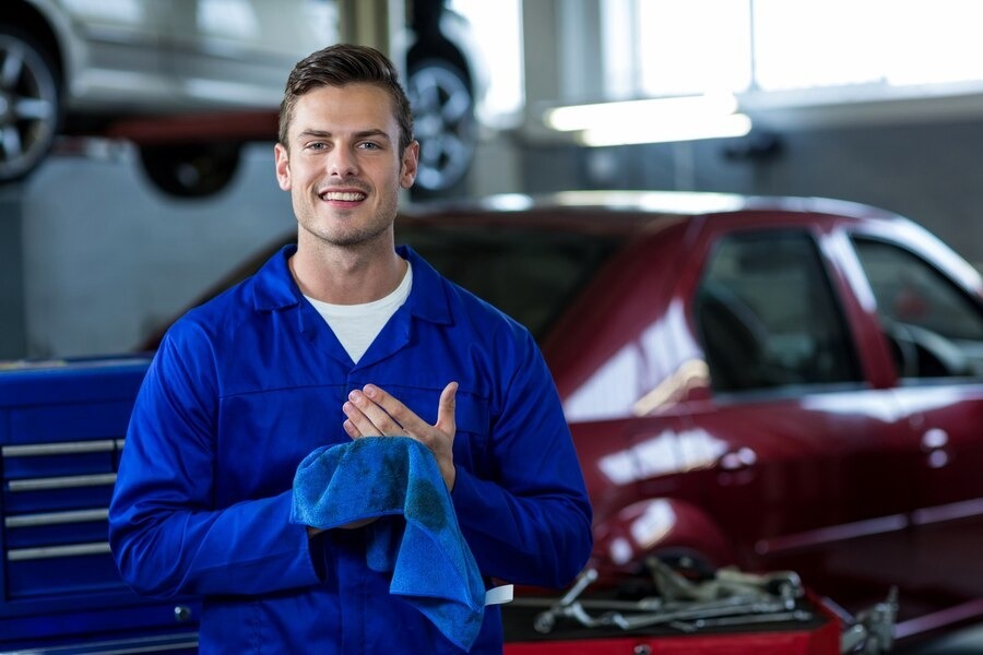 Свежие вакансии автомеханик. Механик. Механик портрет. Photo Mechanic. Вытирание 5 мужчин.