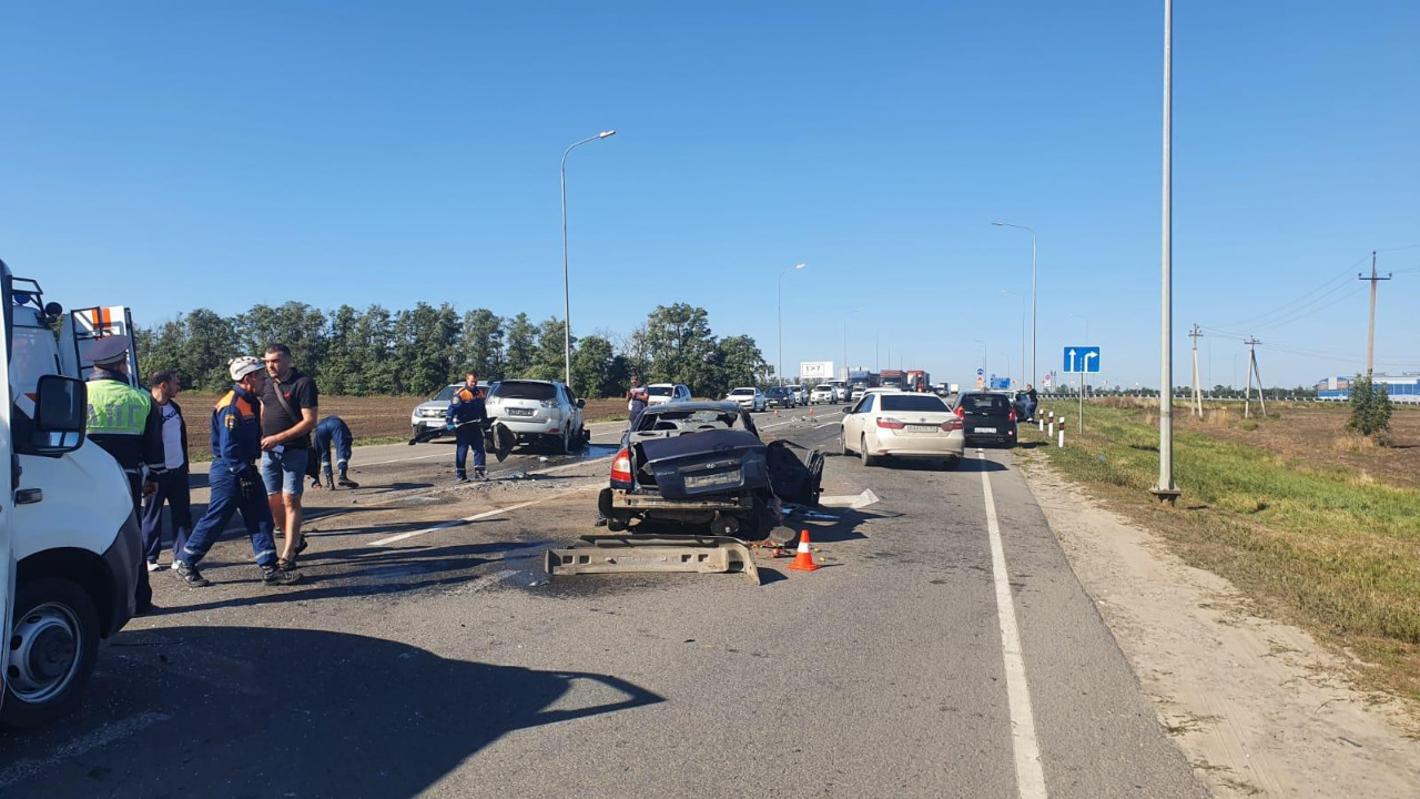 Водитель иномарки пострадал в массовом ДТП в Ростовской области